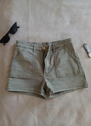 Приталенные оливковые шорты
