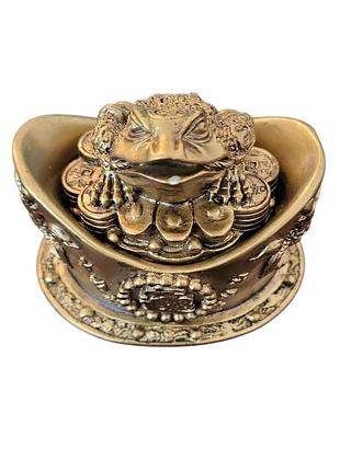 Грошова жаба на чаші з монетами, скринька