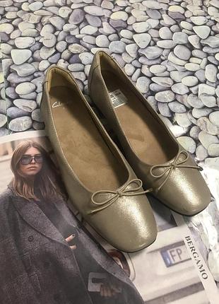 Балетки # золотисті балетки clarks з квадратним носочком