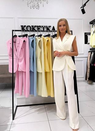 Стильні жіночі костюми