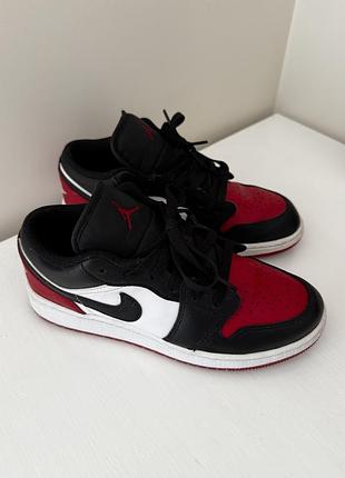 Кроссовки air jordan 1 low в цвете "bred toe"