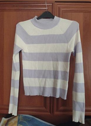 Свитер в рубчик.