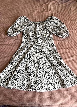 Легка сукня на кожен день чи на вихід, гарно поєднується як з босоніжками так і з кросівками.