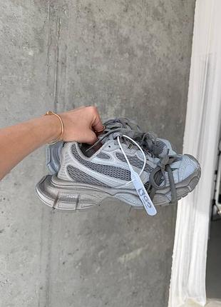 Кросівки жіночі