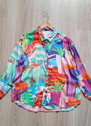 Яркая атласная рубашка