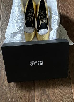 Туфлі-човники модель «scarlett logo couture mid pumps» від versace jeans couture