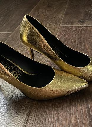 Туфлі-човники модель «scarlett logo couture mid pumps» від versace jeans couture