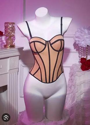 Элегантный корсет бюстье с черными линиями с поролоновыми чашками топ