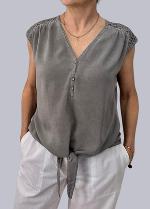 Блузка сорочка з V вирізом без рукав із зав'язками та мереживною кокеткою жіноча 46