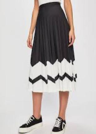 Гарна спідниця гофре чорно-біла хс6