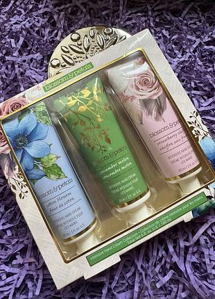 Роскошный лимитированный подарочный набор кремов для рук blossom & petals hand cream kit