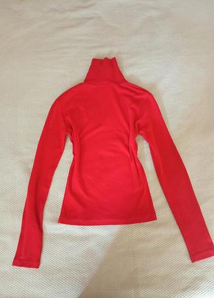 Водолазка красного цвета