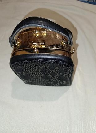 Маленькая женская каркасная сумочка с золотой застежкой. 18*17*11 см