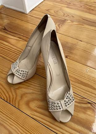 Туфлі з відкритим носком