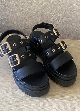 Чорні жіночі босоніжки - сандалі на платформі