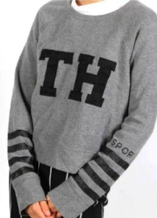 Красивый женский укороченный свитшот серого цвета на флисе tommy hilfiger sport