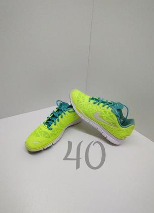 Спортивные кроссовки nike салатового цвета