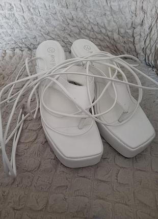 Красивые новые  белоснежные босоножки гладиаторы на танкетке, 40 размер, от nasty gal.