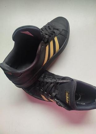 Кросівки adidas чорні з золотими смугами (оригінал)