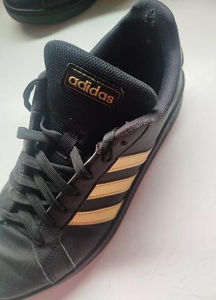Кроссовки adidas черные с золотыми полосами (оригинал) — цена 750
