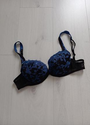 Бюстгальтер с вышивкой