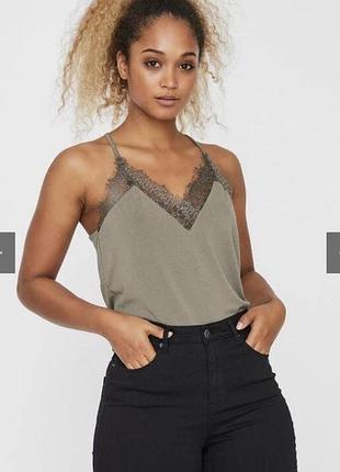 Майка-топ оливкового кольору з мереживом