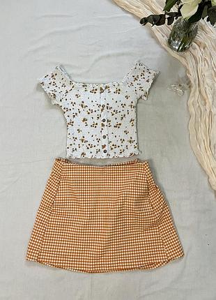 Спідниця жіноча міні оранжево-біла та білий топ в принт.