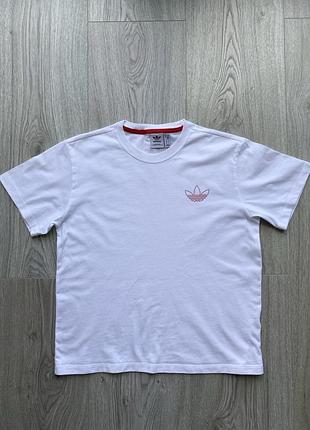 Белая футболка adidas размер м