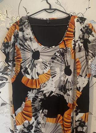 Удлинённая блуза с драпировкой по плечам и ярким принтом