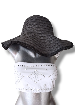Черная женская плетеная шляпа.