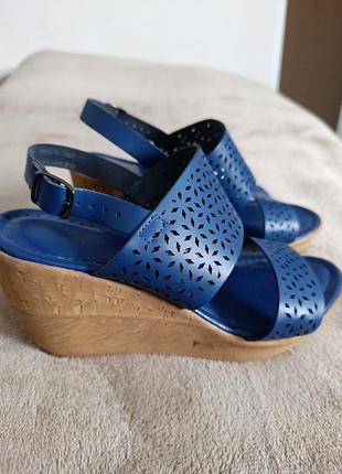 Босоніжки, італія,40р, 26см, на повну стопу, натуральна шкіра перфорація, дуже зручні та легкі,висота 9см