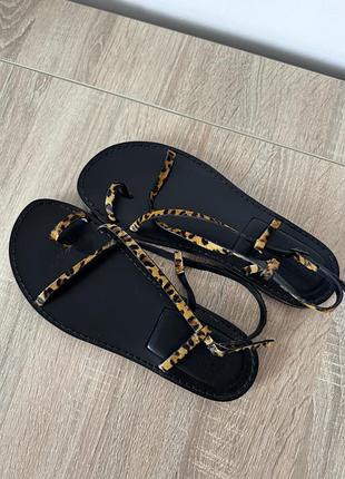 Сандалі шкіряні