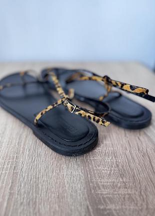 Сандалі шкіряні