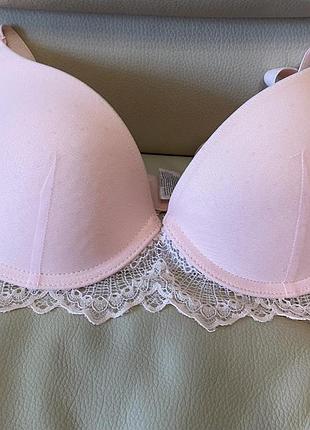Розовый бюстгальтер