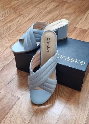 Босоножки / шлепки на каблуке braska