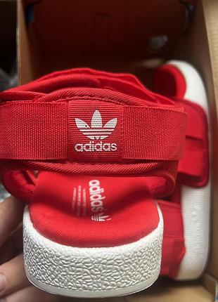 Adidas босоніжки red&white на липучках регулюються стильні яскраві унісекс