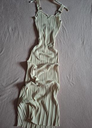 Роскошное платье макси в рубчик песочного цвета с декором под дерево на плечах