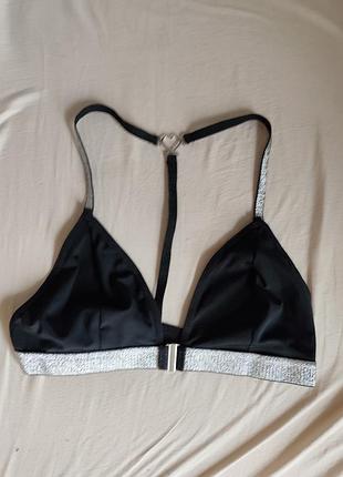 Черный бюстгалтер под открытую спину