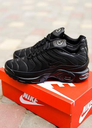 Nike tn 
• black •