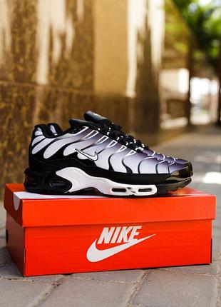 Nike tn 
• black white •