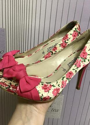 Босоножки туфлі з квітковим принтом look