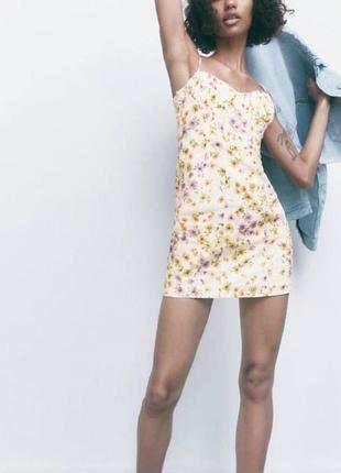 Ніжне плаття на квіти від zara
