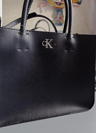 Сумка женская calvin klein материал кожа. Возможно носить через плечо или заручки.