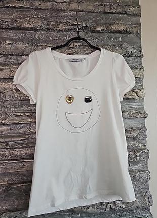 Белая футболка смайлик