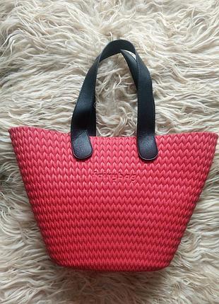 Стильная оригинальная резиновая сумка красного цвета