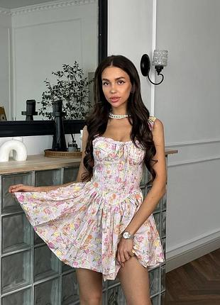 Красивое корсетное платье в цветы