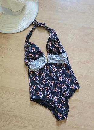 Суцільний купальник.