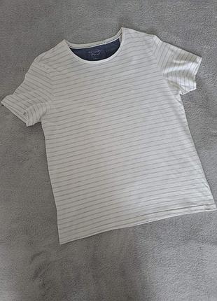 Футболка біла з мілкою сірою смужкою