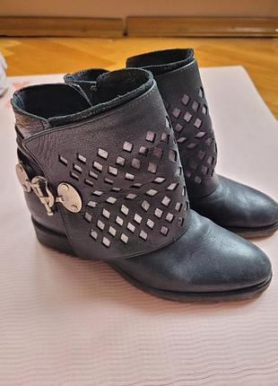 Черные кожаные сапоги демисезон