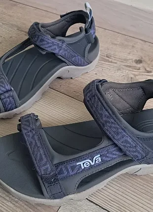 Универсальные босоножки teva